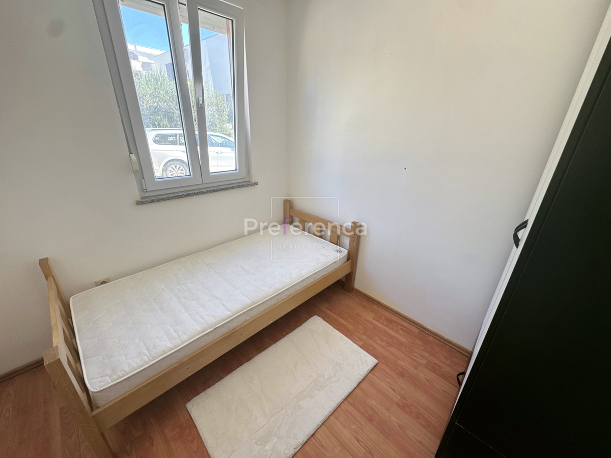 Novalja – stanovanje v pritličju z vrtom, garažo in ložo, 350 m od morja