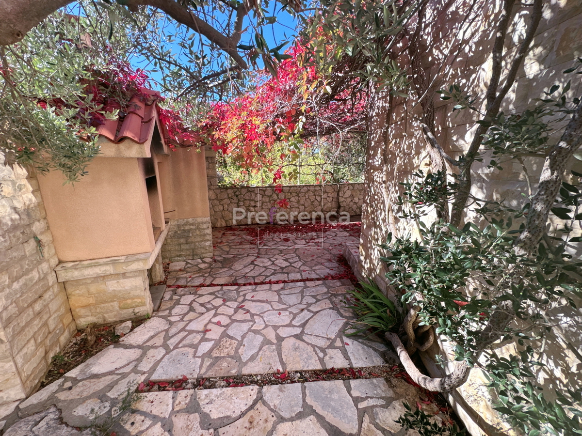 Novalja – stanovanje v pritličju z vrtom, garažo in ložo, 350 m od morja