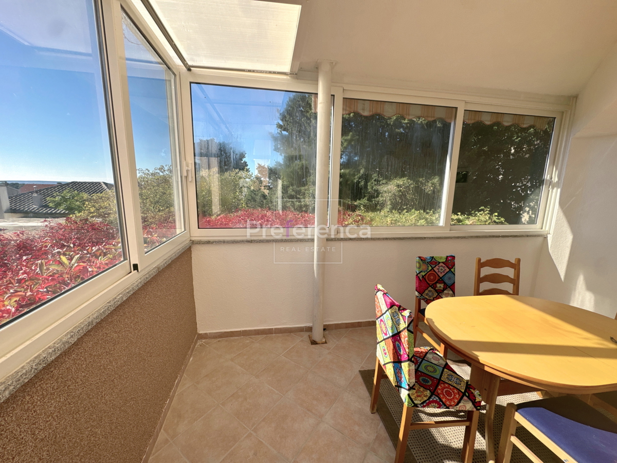 Novalja – stanovanje v pritličju z vrtom, garažo in ložo, 350 m od morja