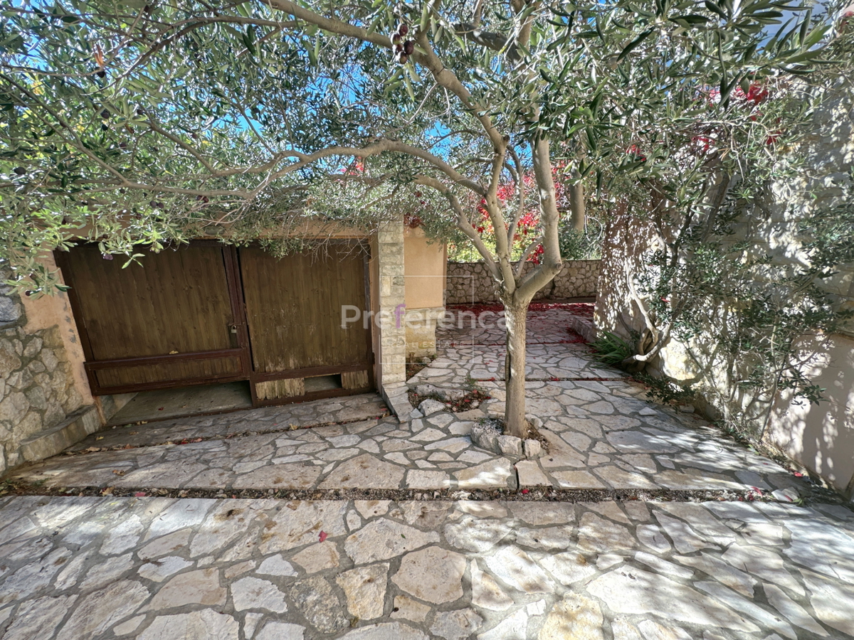 Novalja – stanovanje v pritličju z vrtom, garažo in ložo, 350 m od morja