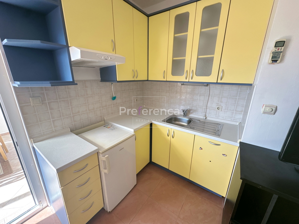 Novalja – stanovanje v pritličju z vrtom, garažo in ložo, 350 m od morja