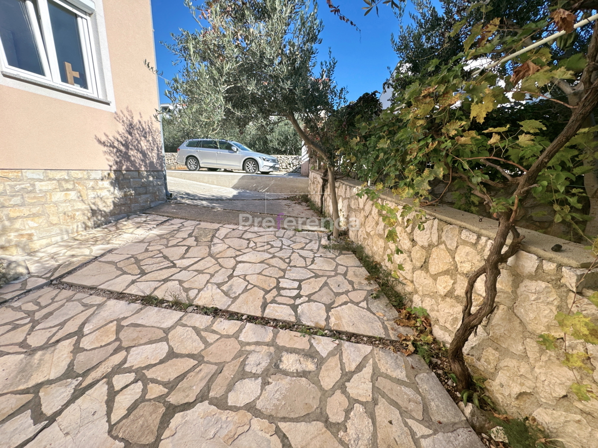 Novalja – stanovanje v pritličju z vrtom, garažo in ložo, 350 m od morja