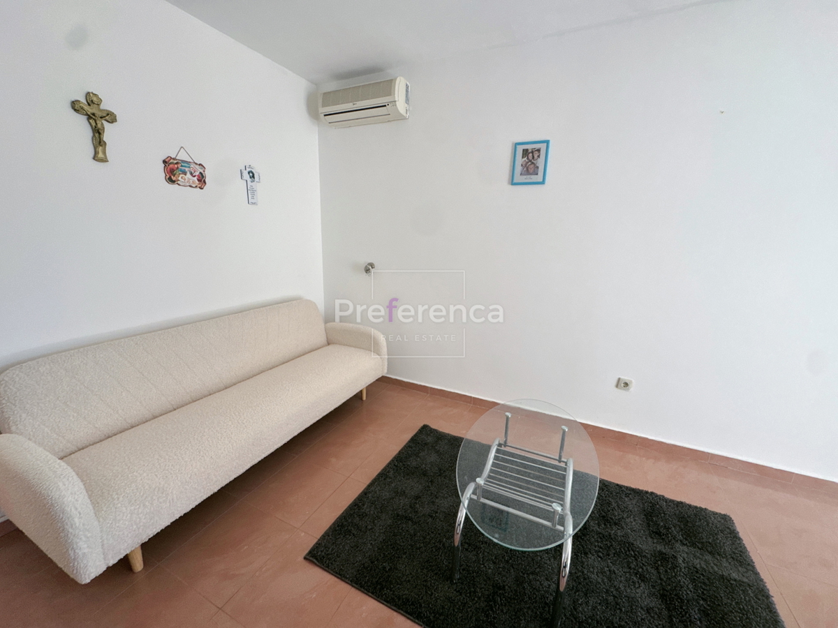 Novalja – stanovanje v pritličju z vrtom, garažo in ložo, 350 m od morja