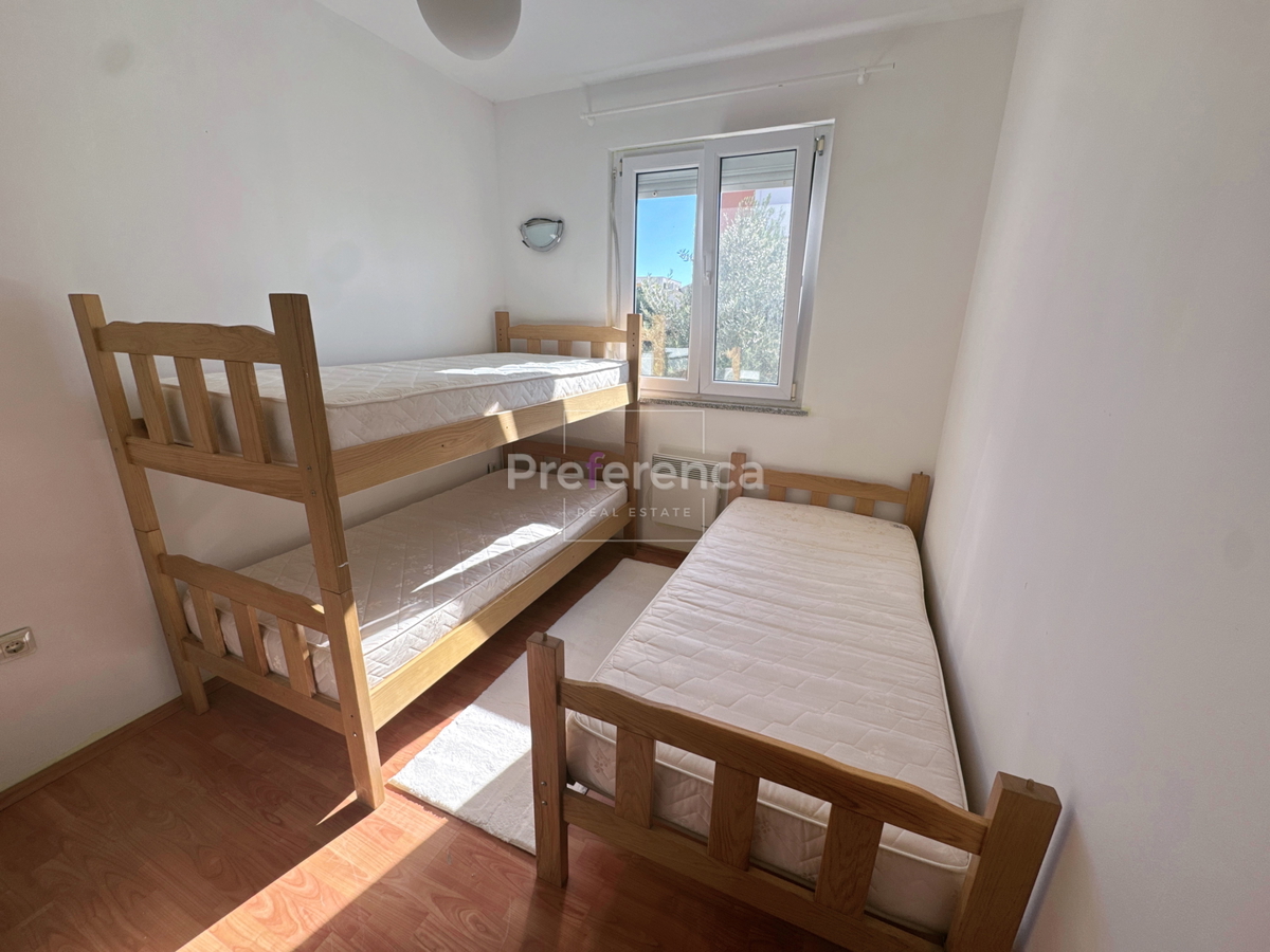 Novalja – stanovanje v pritličju z vrtom, garažo in ložo, 350 m od morja