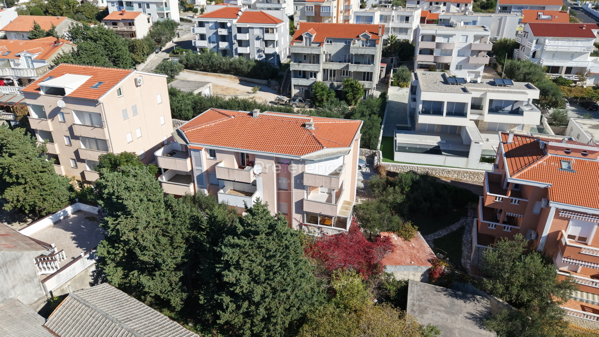 Novalja – stanovanje v pritličju z vrtom, garažo in ložo, 350 m od morja