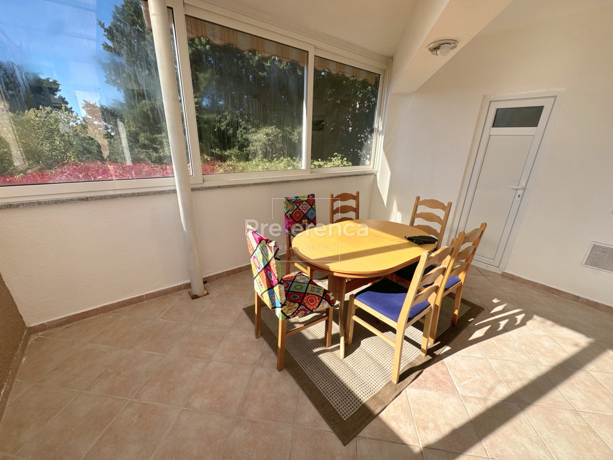 Novalja – stanovanje v pritličju z vrtom, garažo in ložo, 350 m od morja