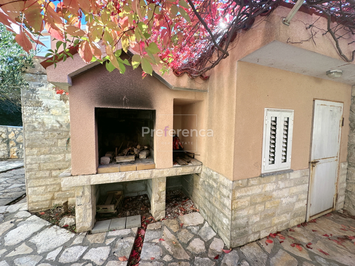 Novalja – stanovanje v pritličju z vrtom, garažo in ložo, 350 m od morja