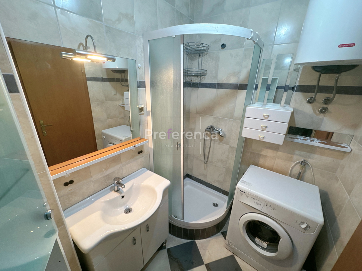 Novalja – stanovanje v pritličju z vrtom, garažo in ložo, 350 m od morja