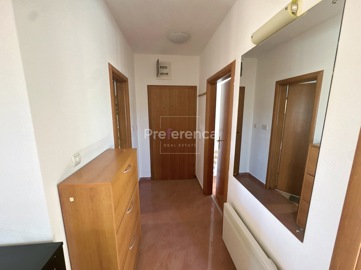 Novalja – stanovanje v pritličju z vrtom, garažo in ložo, 350 m od morja