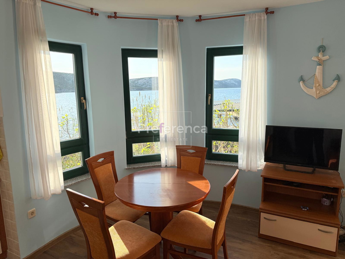 Stara Novalja - enosobno stanovanje v prvem redu ob morju