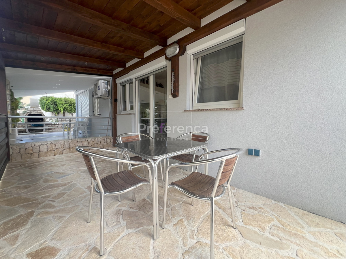 Novalja - pritlični apartma z vrtom