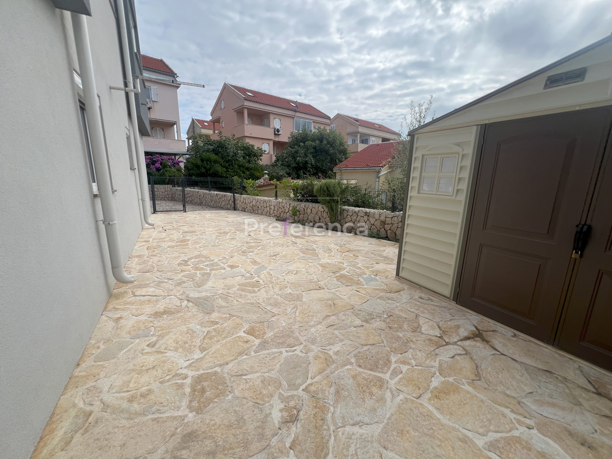Novalja - pritlični apartma z vrtom