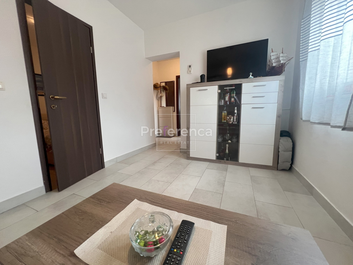 Novalja - pritlični apartma z vrtom