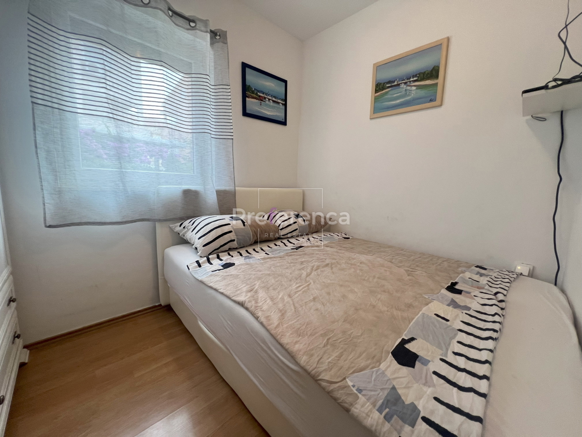 Novalja - pritlični apartma z vrtom