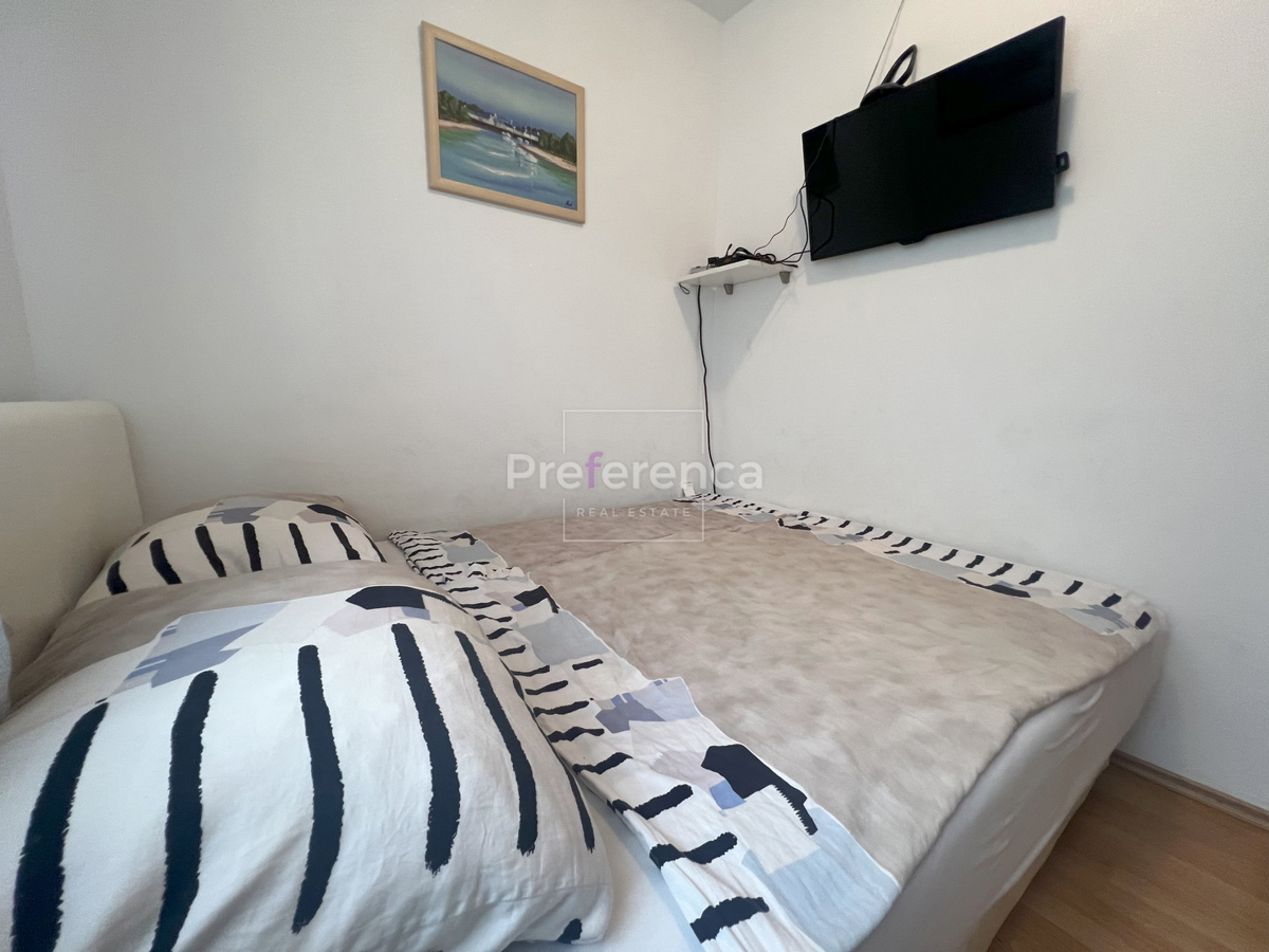 Novalja - pritlični apartma z vrtom