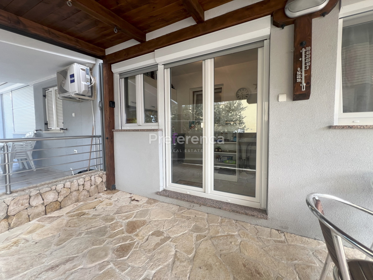 Novalja - pritlični apartma z vrtom