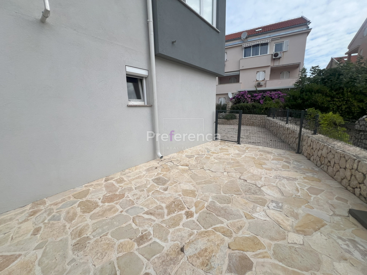 Novalja - pritlični apartma z vrtom