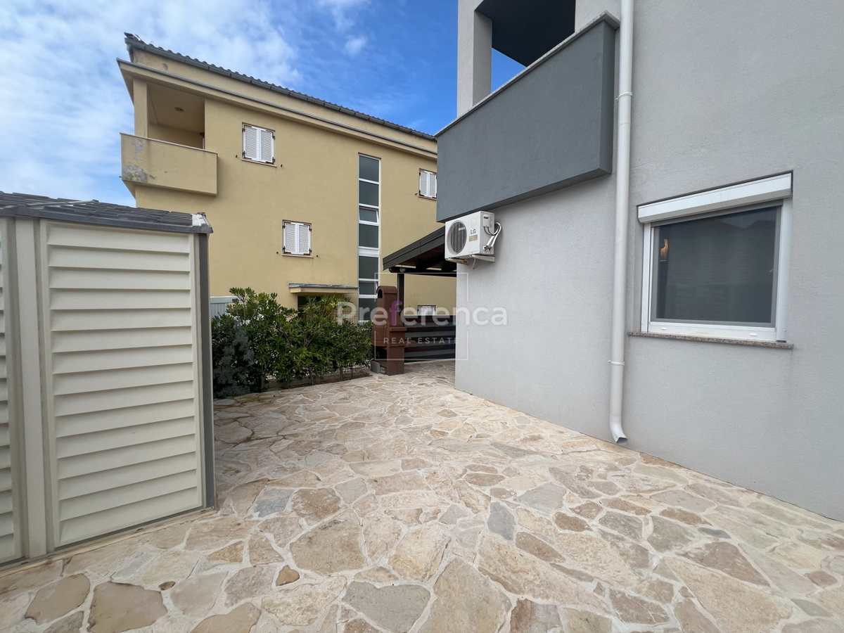 Novalja - pritlični apartma z vrtom