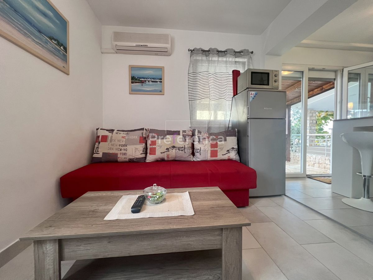 Novalja - pritlični apartma z vrtom