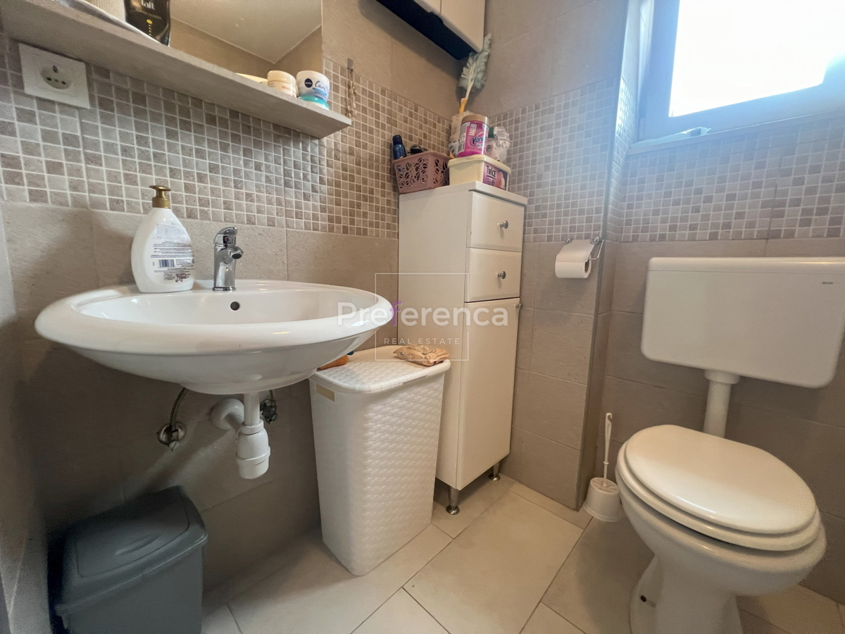 Novalja - pritlični apartma z vrtom