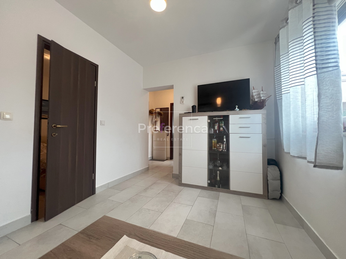 Novalja - pritlični apartma z vrtom