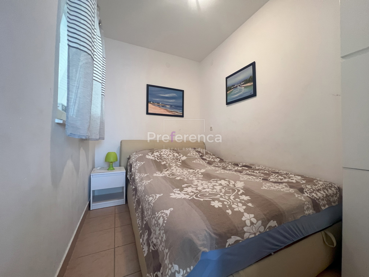 Novalja - pritlični apartma z vrtom