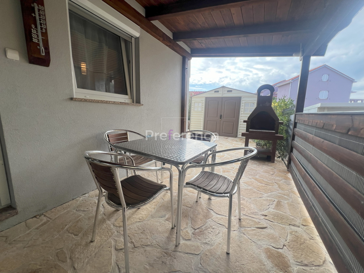 Novalja - pritlični apartma z vrtom