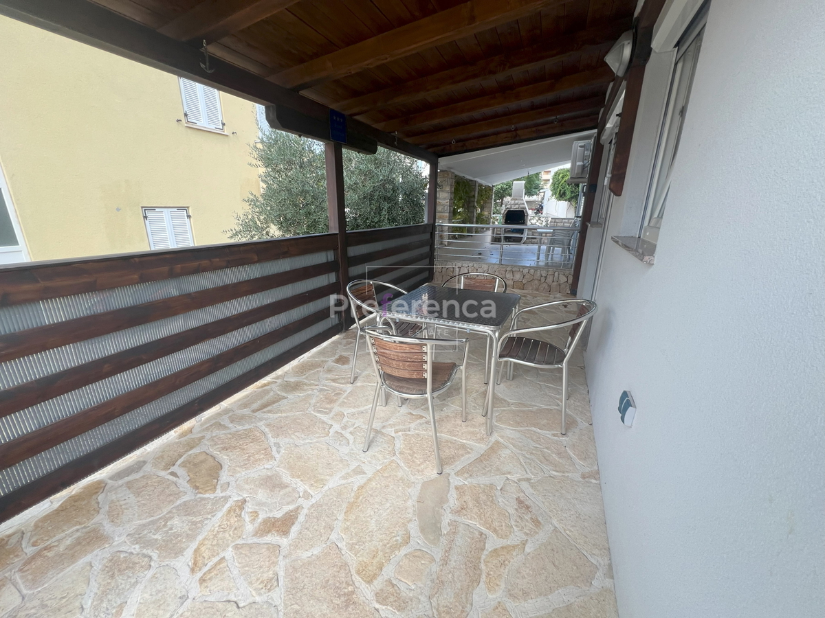 Novalja - pritlični apartma z vrtom