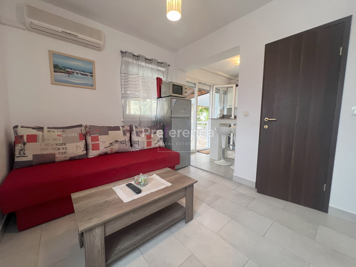 Novalja - pritlični apartma z vrtom