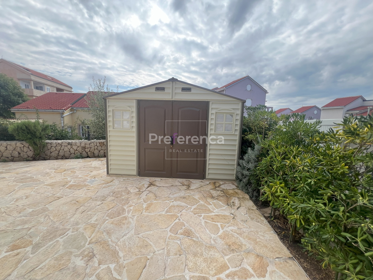Novalja - pritlični apartma z vrtom