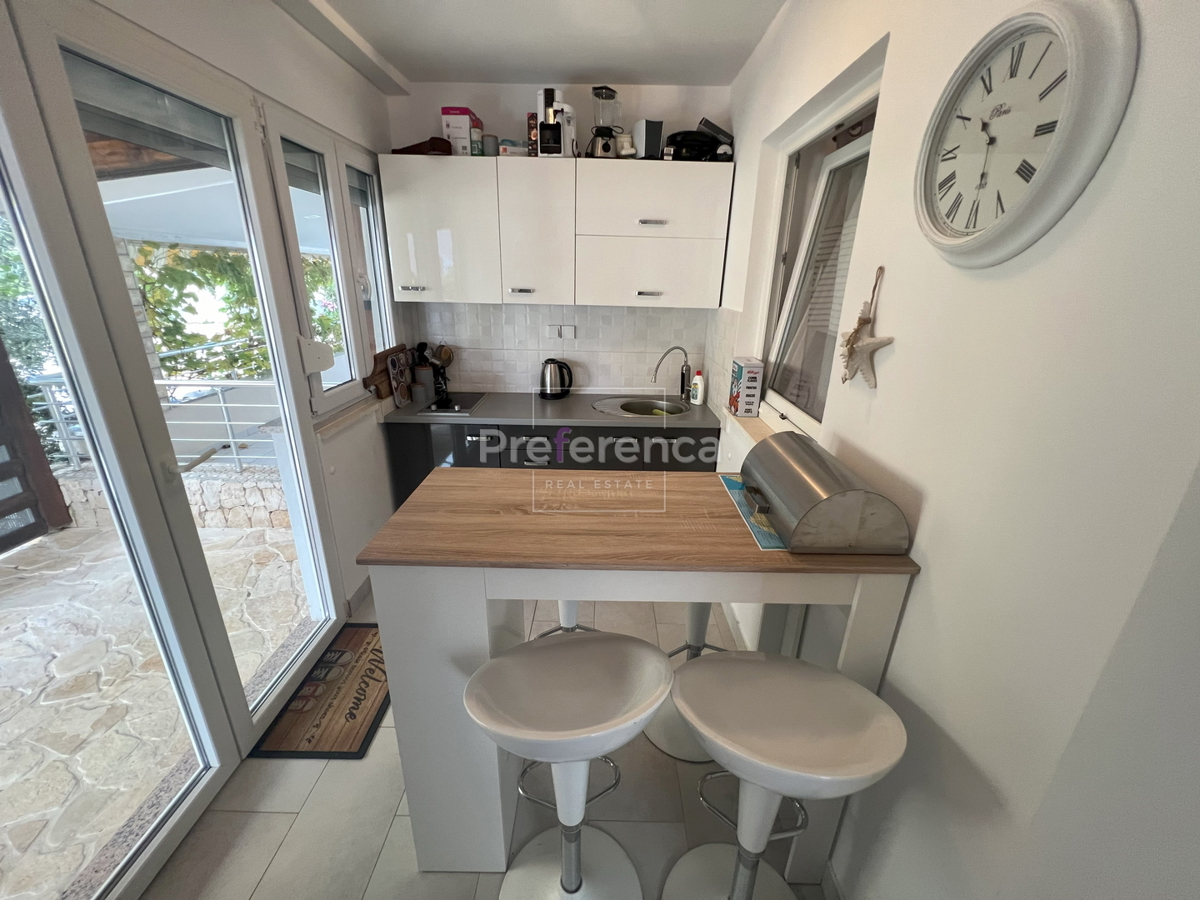 Novalja - pritlični apartma z vrtom