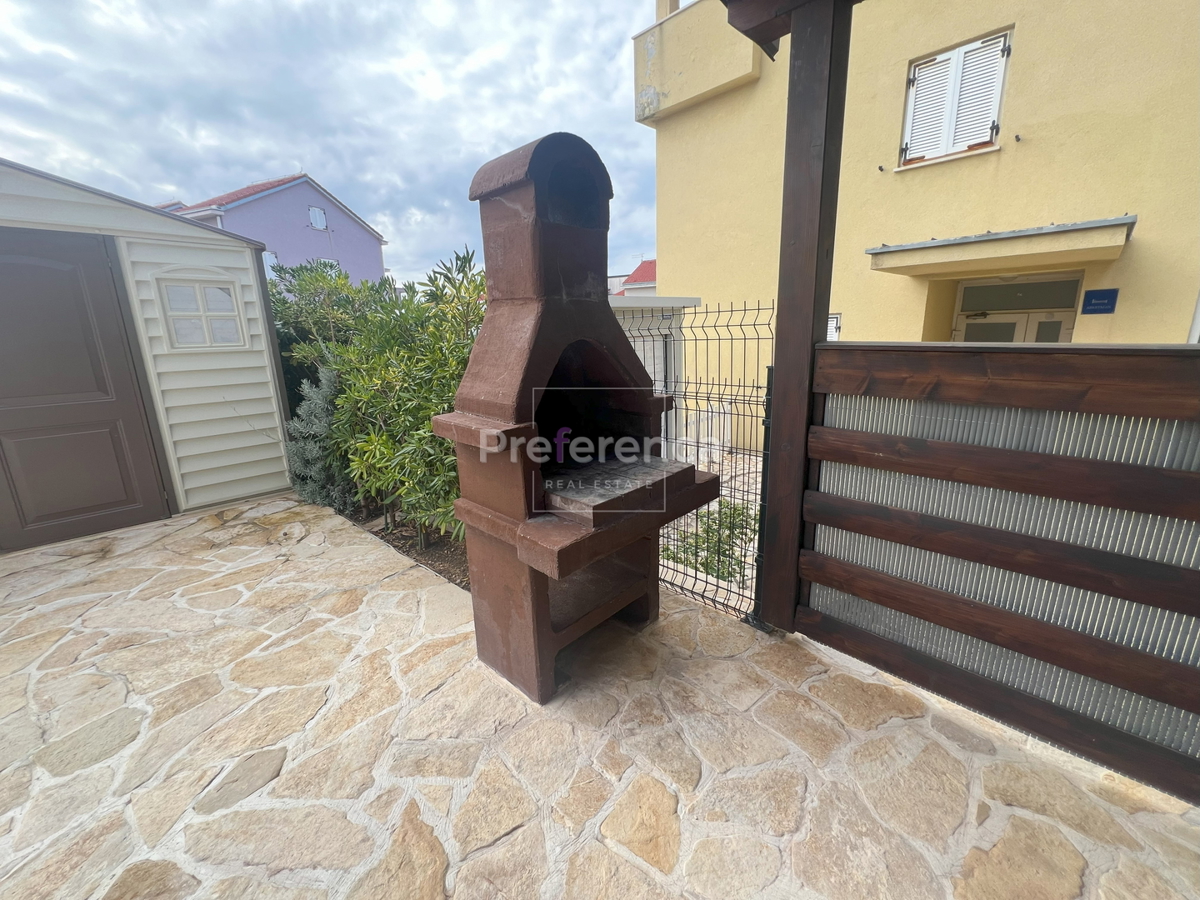 Novalja - pritlični apartma z vrtom