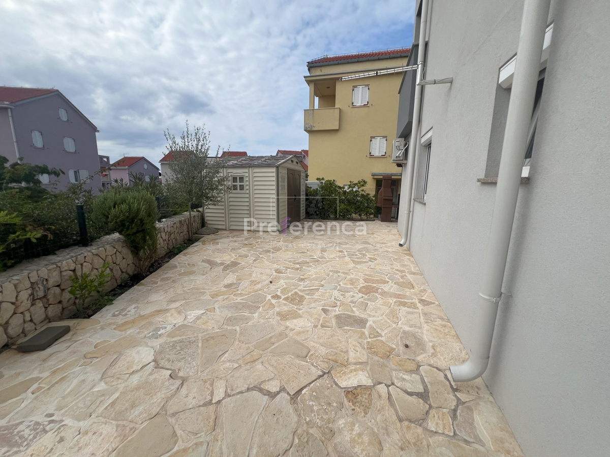 Novalja - pritlični apartma z vrtom