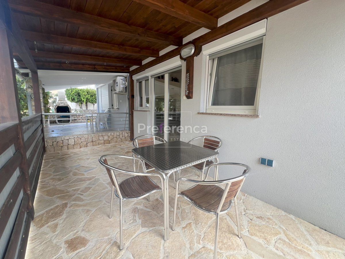 Novalja - pritlični apartma z vrtom
