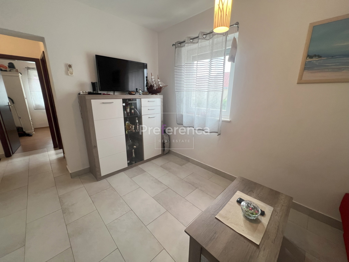 Novalja - pritlični apartma z vrtom