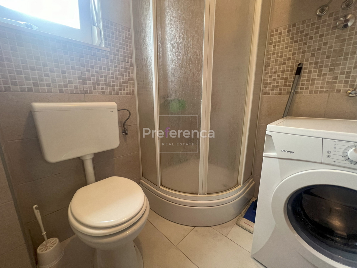 Novalja - pritlični apartma z vrtom