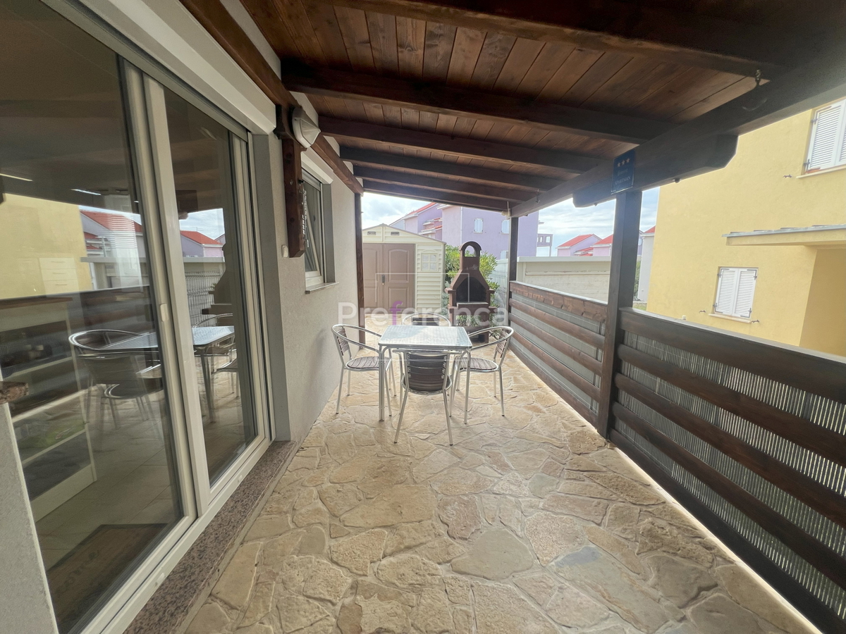 Novalja - pritlični apartma z vrtom