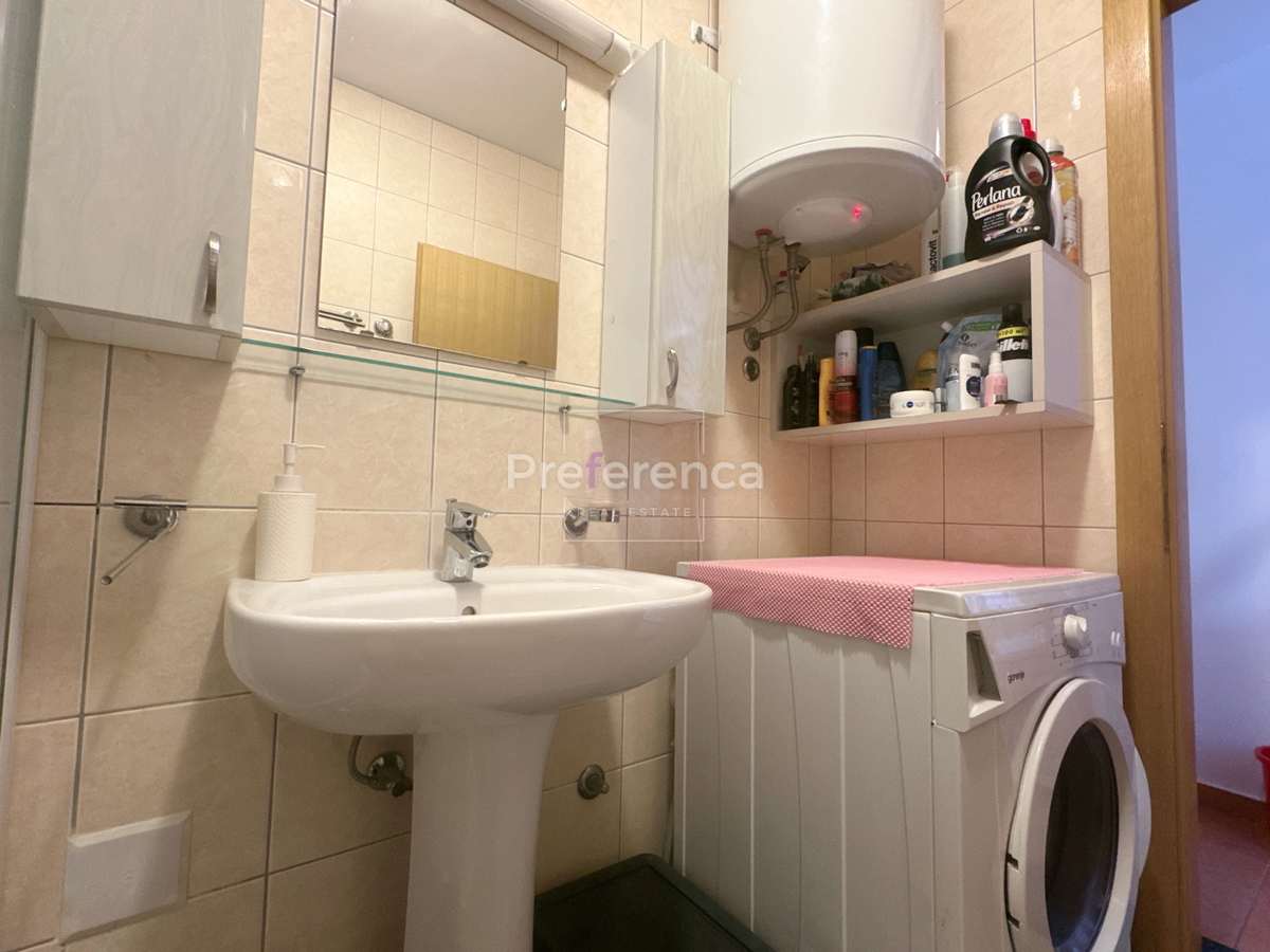 Stara Novalja - dvosobno stanovanje PRVO NADSTROPJE - bližina morja