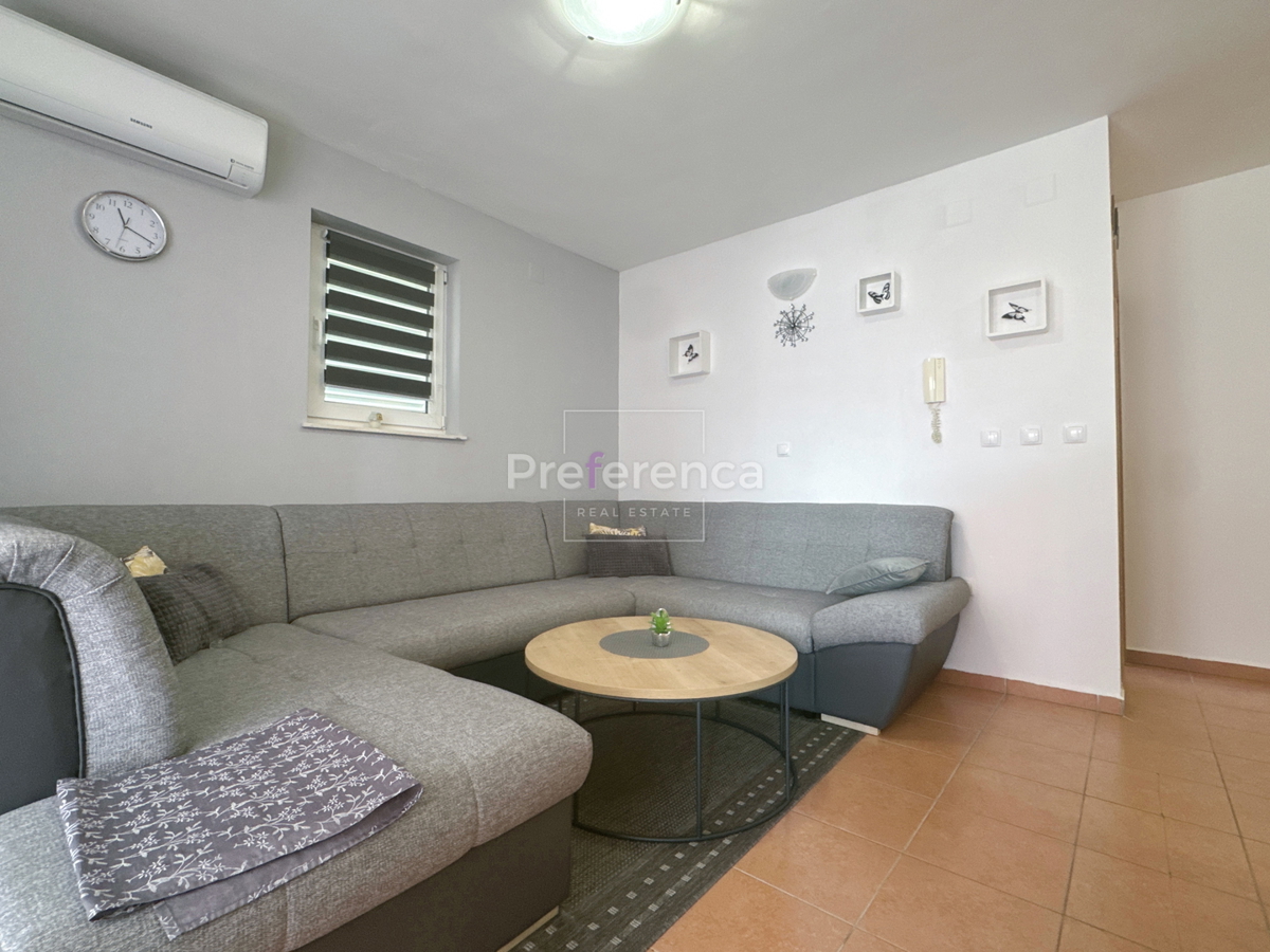 Stara Novalja - dvosobno stanovanje PRVO NADSTROPJE - bližina morja