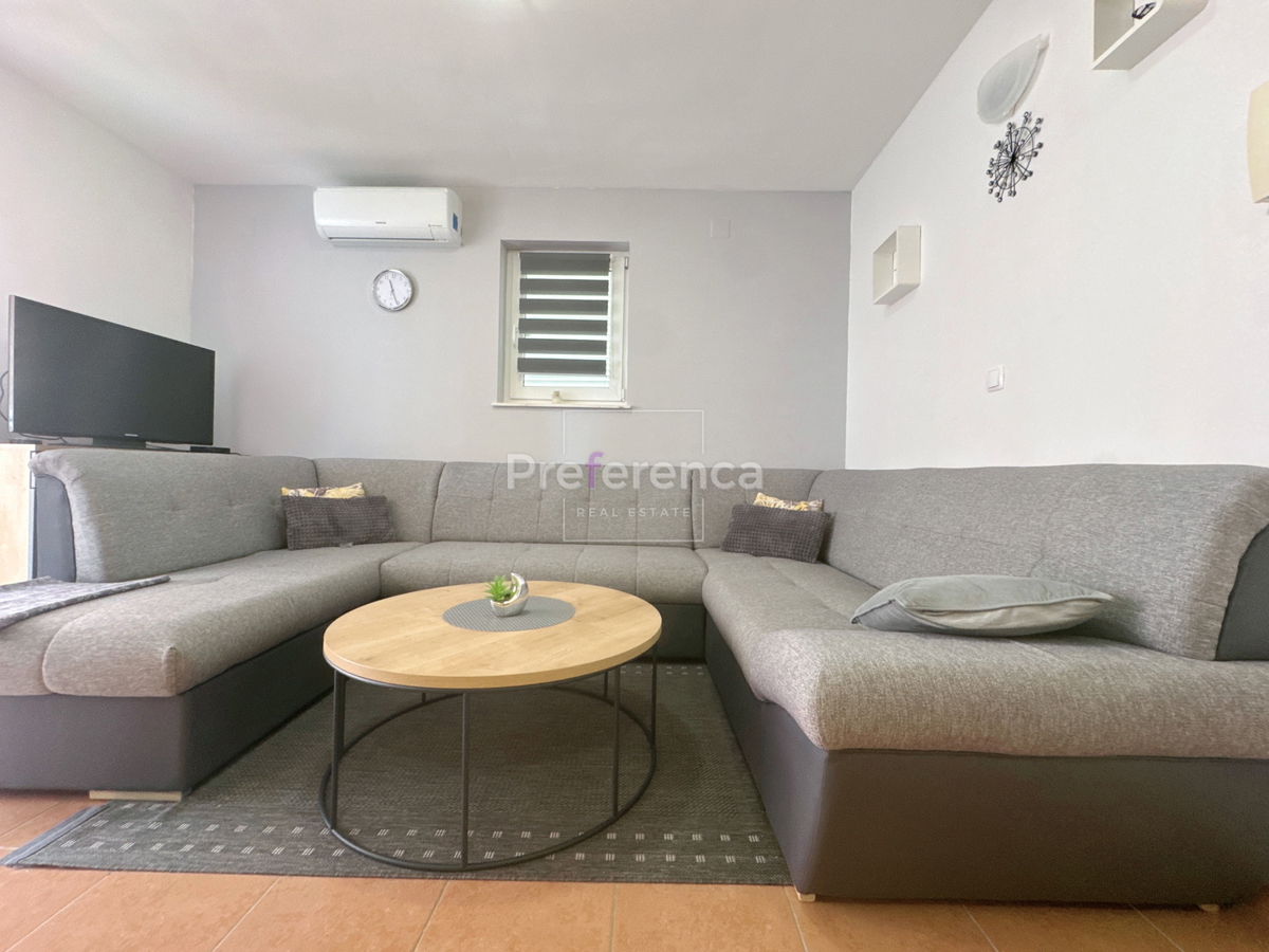 Stara Novalja - dvosobno stanovanje PRVO NADSTROPJE - bližina morja