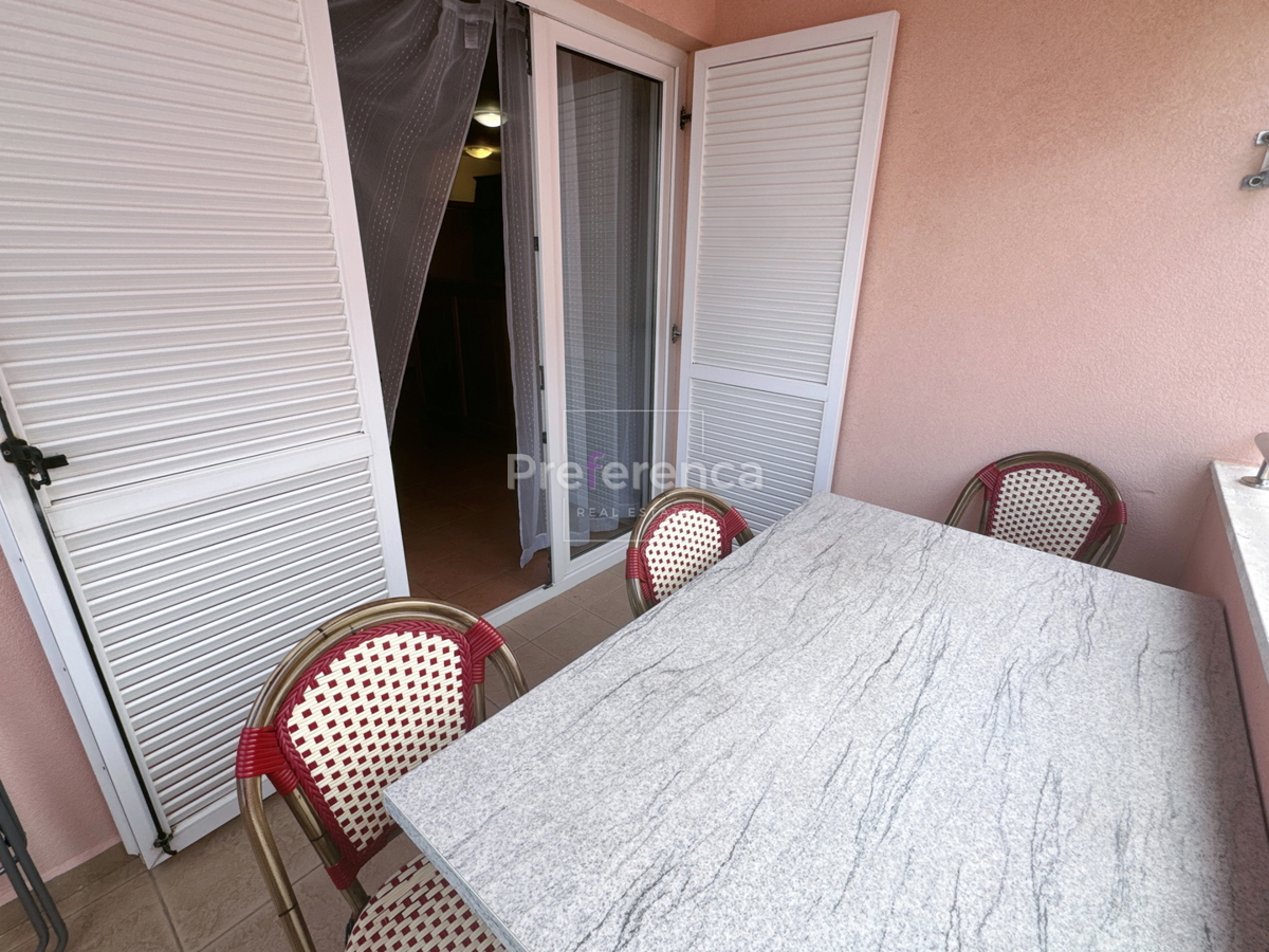 Stara Novalja - dvosobno stanovanje PRVO NADSTROPJE - bližina morja