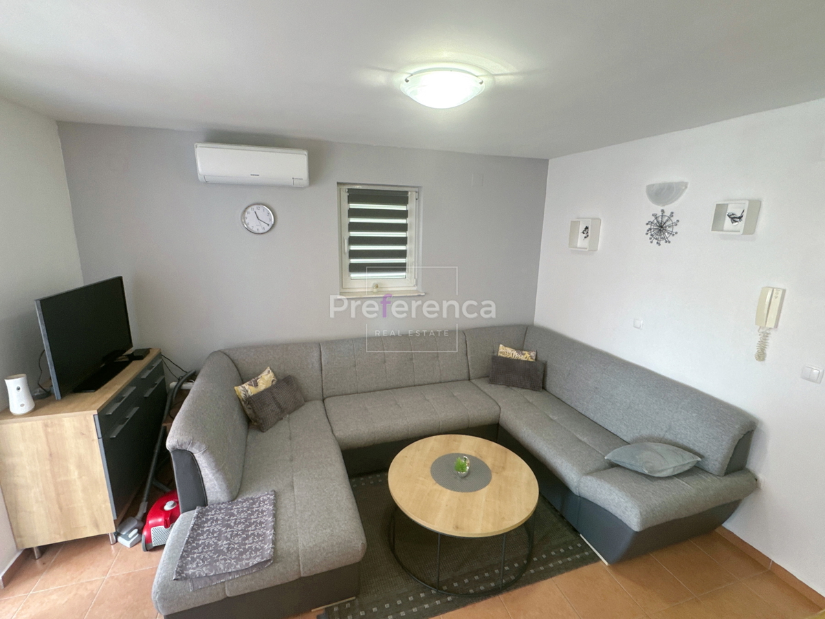 Stara Novalja - dvosobno stanovanje PRVO NADSTROPJE - bližina morja