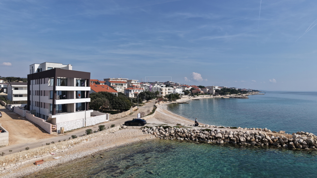 Mandre - dvonadstropno stanovanje z vrtom - PRVA VRSTA