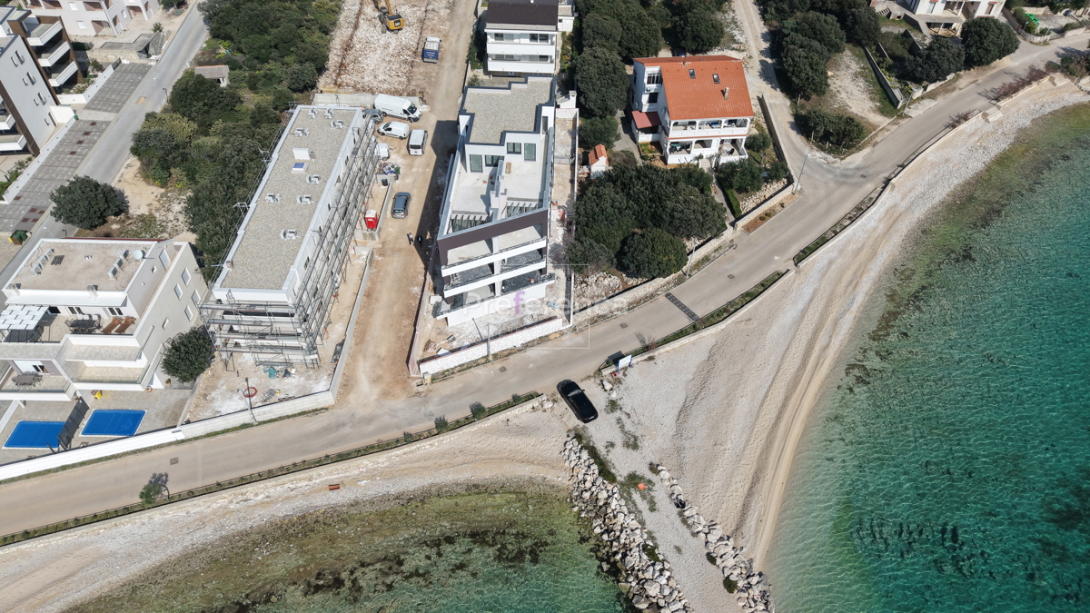 Mandre - dvonadstropno stanovanje z vrtom - PRVA VRSTA