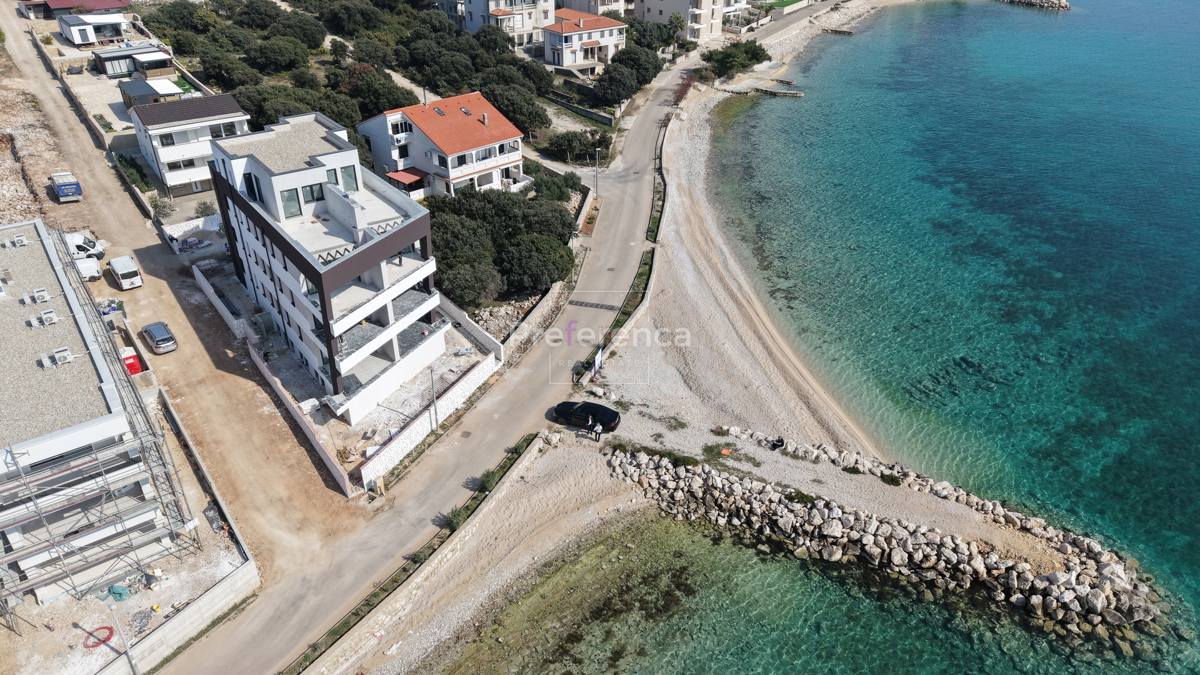 Mandre - dvonadstropno stanovanje z vrtom - PRVA VRSTA