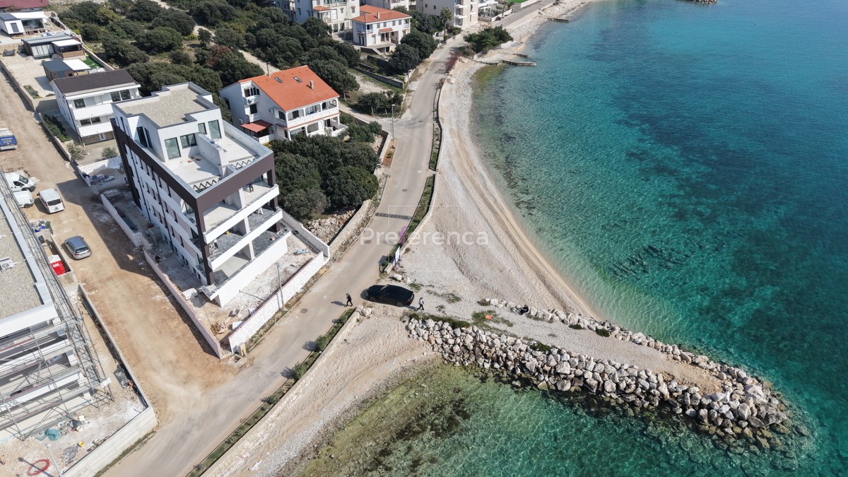 Mandre - dvonadstropno stanovanje z vrtom - PRVA VRSTA