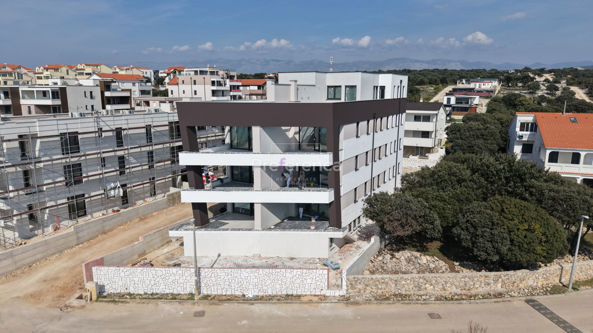 Mandre - dvonadstropno stanovanje z vrtom - PRVA VRSTA