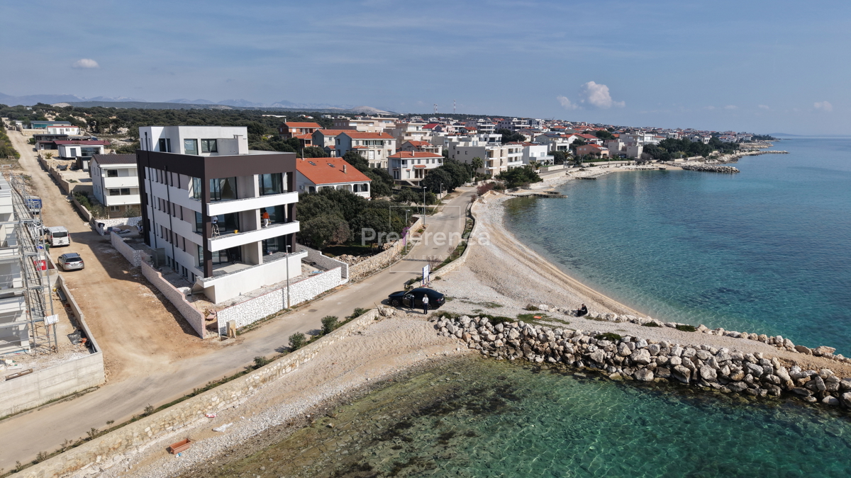 Mandre - dvonadstropno stanovanje z vrtom - PRVA VRSTA