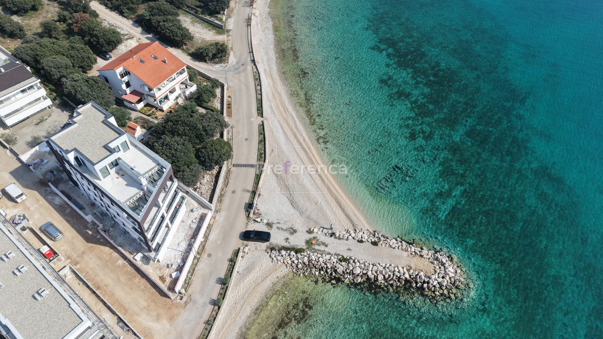 Mandre - dvosobno stanovanje v prvem nadstropju PRVI VRSTNI RED OB MORJU