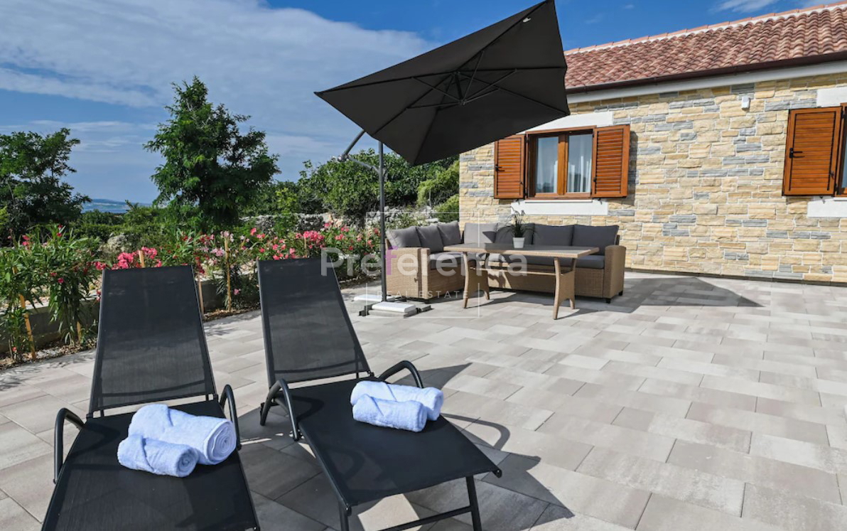 Dabovi stani, Novalja - vila s bazenom + zemljišče s projektom